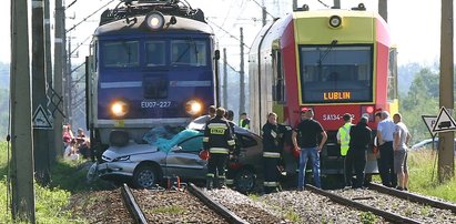 Śmierć! Dwa pociągi wpadły na auto