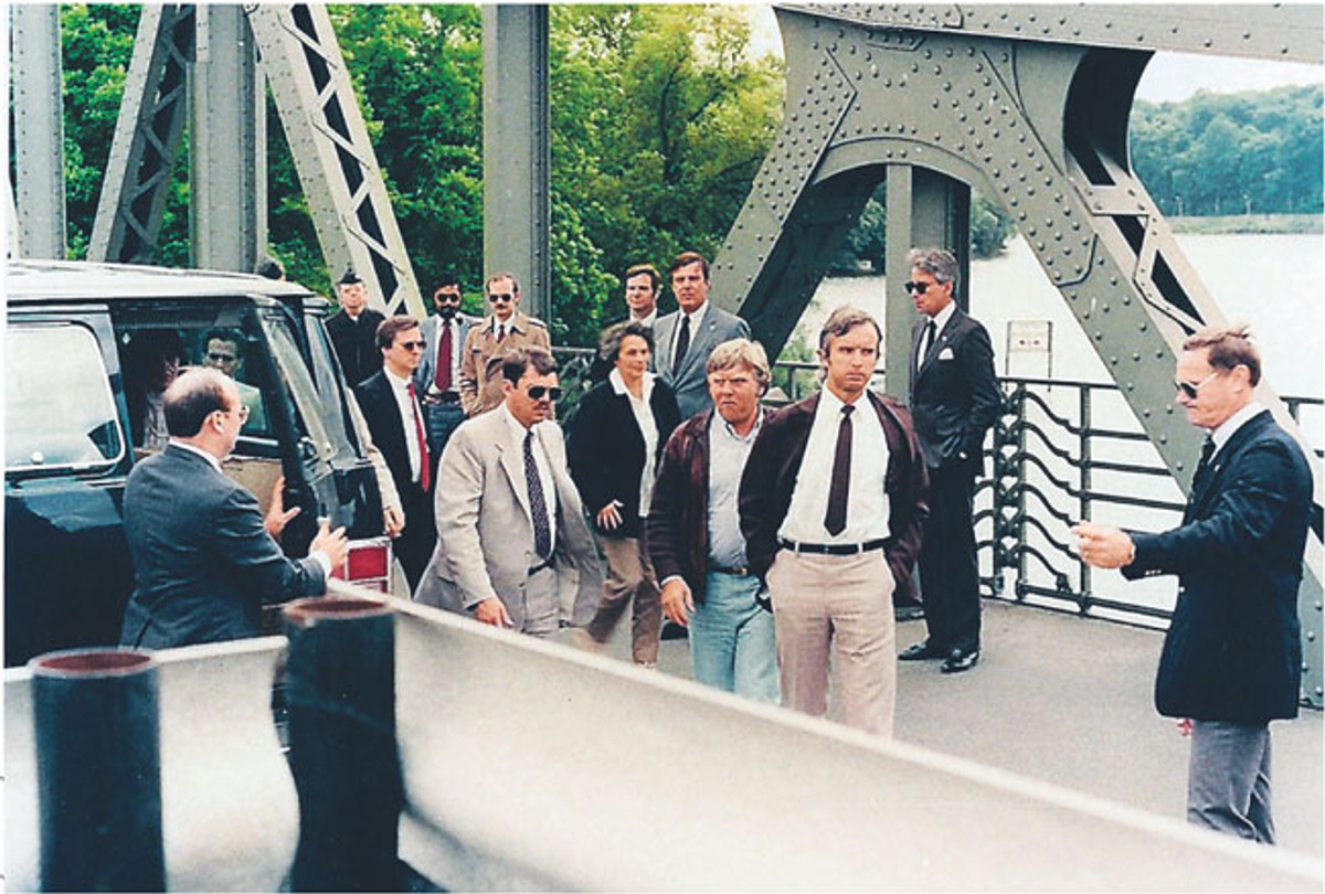 11.06.1985 r., most Glienicke w Berlinie – wymiana najsłynniejszego szpiega PRL-u Mariana Zacharskiego Wydawnictwo Zysk i S-ka