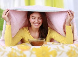 Domowe sposoby na ból gardła i chrypkę. Przede wszystkim nawilżaj błony śluzowe