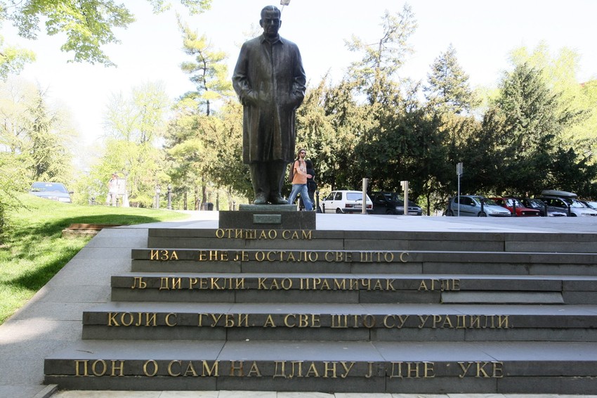 Tužna slika spomen-obeležja: Svako treće slovo nedostaje