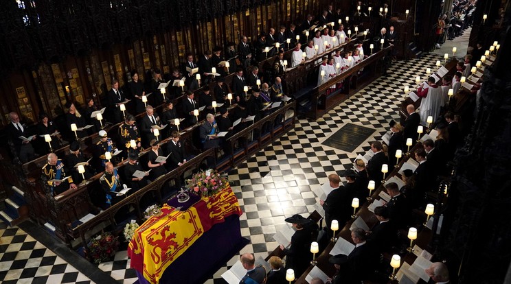 Koronázási ékszerek és a kétezer gyémánttal ékesített birodalmi állami korona II. Erzsébet néhai brit uralkodó koporsóján a windsori kastély Szent György-kápolnájában / Fotó: MTI/AP/Pool/PA/Victoria Jones