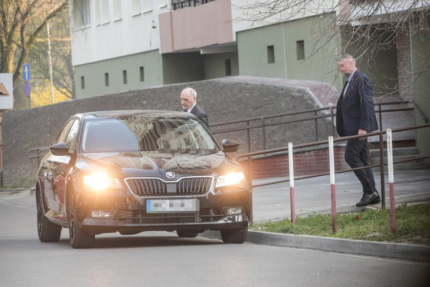 Macierewicz wozi się limuzyną i udaje, że pracuje