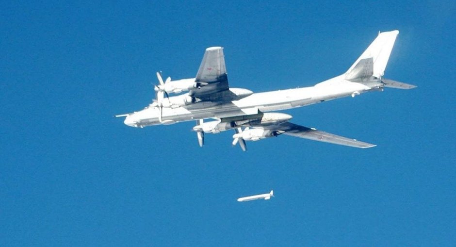 Odpalenie pocisku manewrującego z rosyjskiego bombowca strategicznego Tu-95MS.