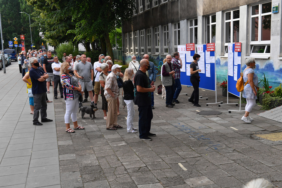 Wybory prezydenckie 2020. Kolejka wyborców przed jednym z lokali wyborczych w Szczecinie, 28 bm.