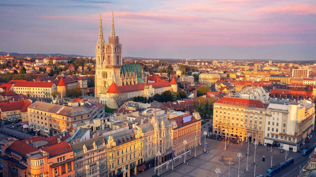 Magický večer nad Záhrebom, mestom, ktoré svoje najkrajšie príbehy rozpráva práve pri západe slnka.