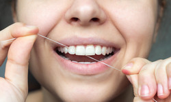 Jak używać nici dentystycznej? Dentystka wyjaśnia