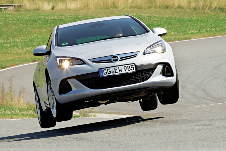 Opel Astra OPC kontra Renault Megane RS: kipią testosteronem