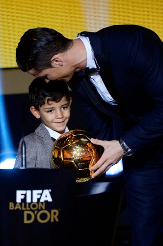 Cristiano Ronaldo Złotą Piłkę FIFA odbierał w asyście rodziny