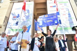 Protest nauczycieli przed MEiN. Broniarz: Będziemy tu, aż rząd uzna, że edukacja jest najważniejsza