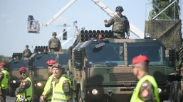 ruszyła defilada wojskowa. tysiące żołnierzy i setki pojazdów maszeruj