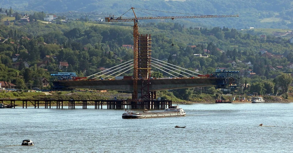 Zbog niskog vodostaja piloni novog mosta u izgradnji preko Dunava ugledali svetlost dana