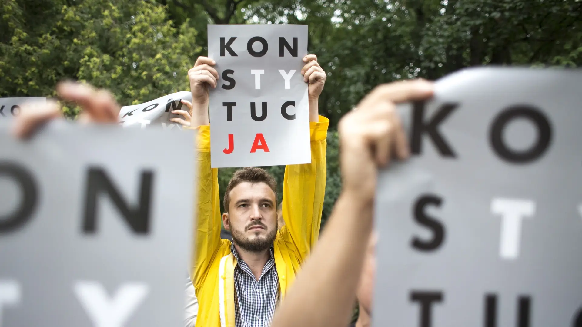 Senat przyjął ustawę. Protesty nie ustępują. Co zrobi prezydent?