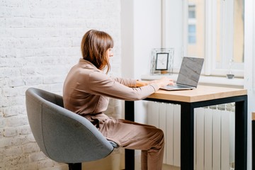 Ilyen fájdalmakhoz vezethet, ha folyamatosan görnyedten ül