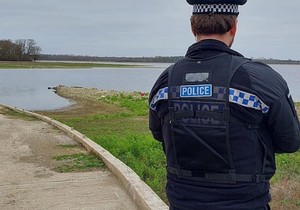 Policija na mestu pada malog aviona u jezero u Eseksu