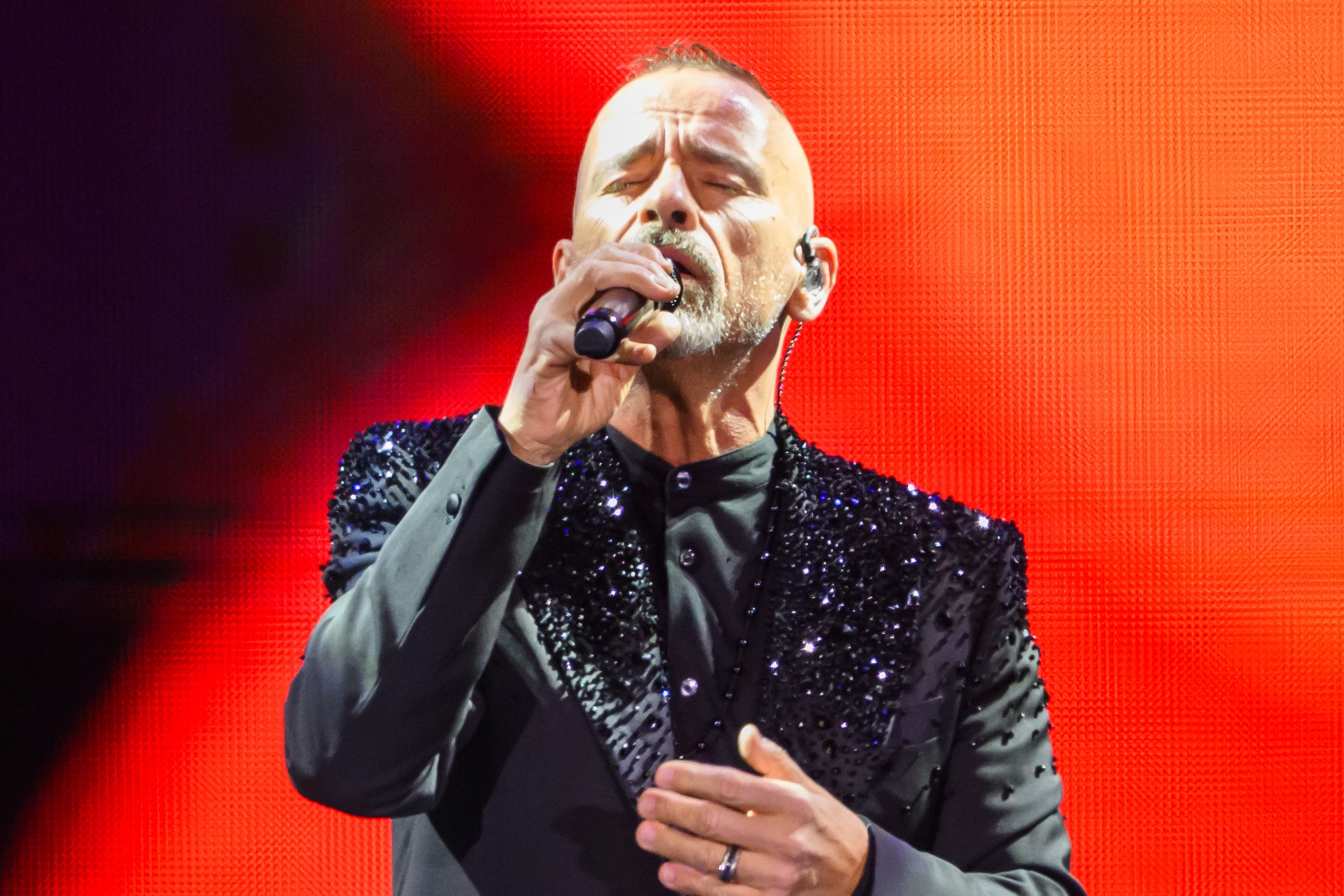 Taliansky spevák Eros Ramazzotti počas koncertu v Bratislave.