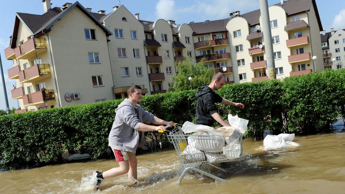 Opaska z gruzu okalająca wały z worków z piaskiem ma powstrzymać dalsze zalewanie osiedla Kozanów we Wrocławiu. Obecnie Kozanów jest zalany na obszarze 80 hektarów, miejscami woda sięga 1,5 metra i wciąż przedostaje się przez kolejne umocnienia.