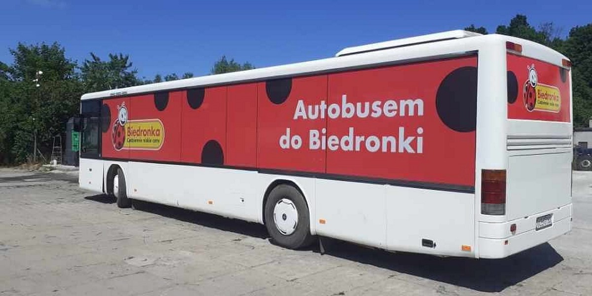 Po Łebie w wakacje kursuje autobus, który zawozi klientów do tamtejszej Biedronki.