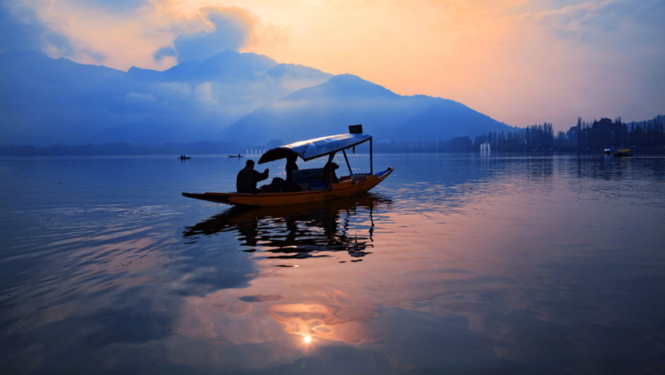 Łódź Shikara na jeziorze Dal w Srinagar