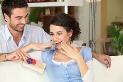 Jakiej adoracji oczekują dziś kobiety i czy współcześni mężczyźni umieją temu sprostać...?