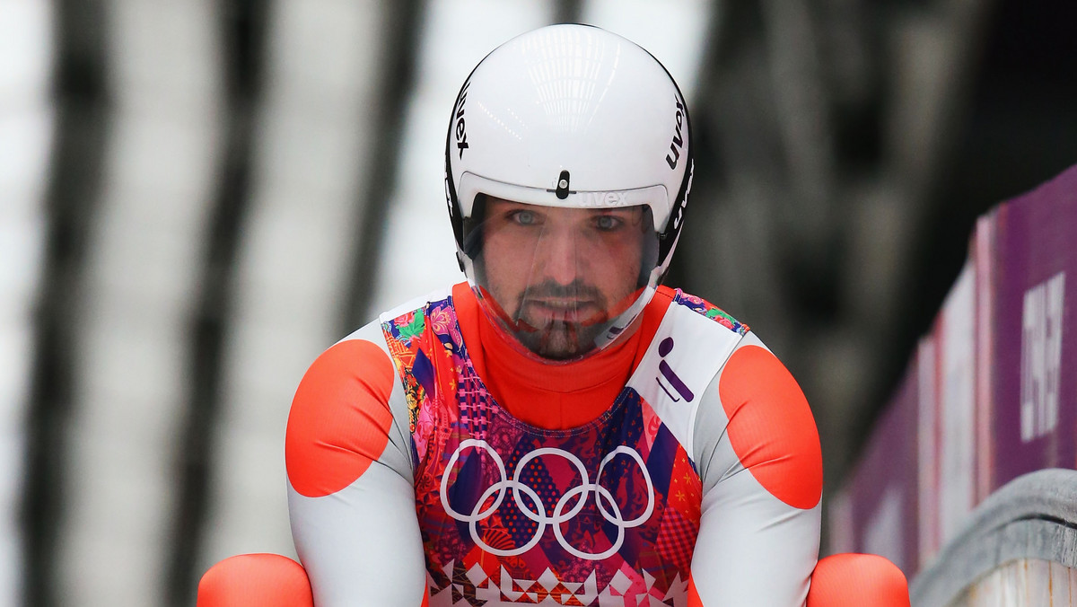 Maciej Kurowski, polski saneczkarz, przebywa obecnie na zgrupowaniu w Lillehammer, gdzie szlifuje formę na nowy sezon. W sieci krąży nagranie jednego z treningów Polaka, na którym pokazano zjazd na sankach z perspektywy saneczkarza.