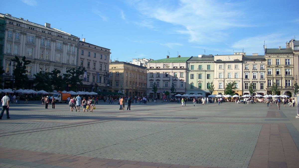 Brytyjski turysta malował markerem po kamienicy w centrum Krakowa. Teraz odpowie za zniszczenie zabytku.