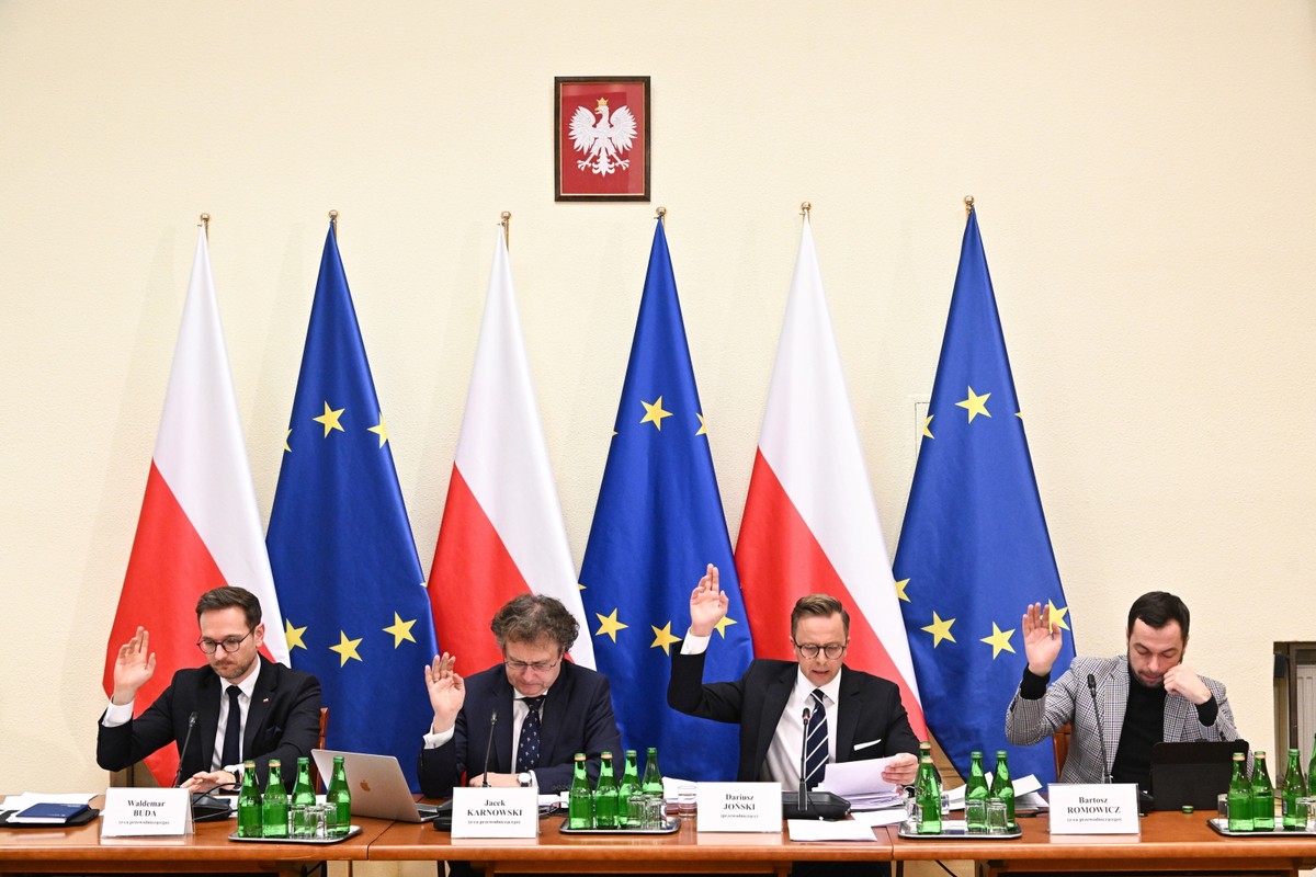 Warszawa, 09.01.2024. Poseł PiS Waldemar Buda i posłowie KO Jacek Karnowski i Dariusz Joński oraz poseł Trzeciej Drogi Bartosz Romowicz