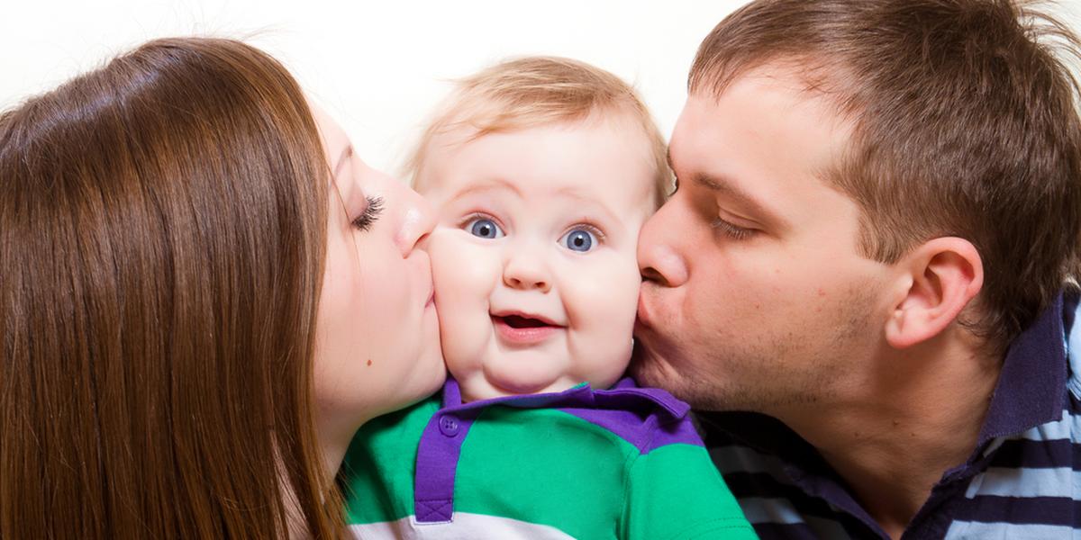 Родители и дети. Мама папа и ребенок. Поцелуй родителей и детей. Родители целуют ребенка.