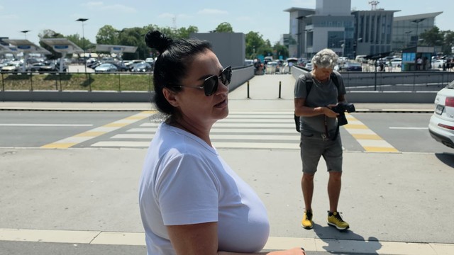 Jana sa sestrom na aerodromu