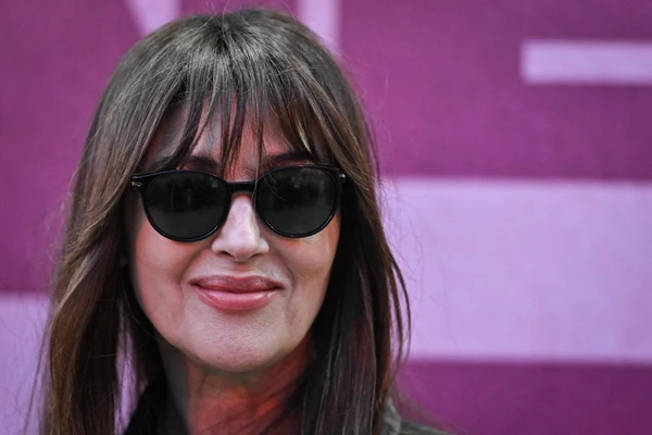 Monika Beluči (61) promenila stil iz korena! Kad se juče pojavila OVAKO ODEVENA, ljudi su se ZABEZEKNULI: Obukla MODERNO IZDANJE i izgleda 10 GODINA MLAĐE