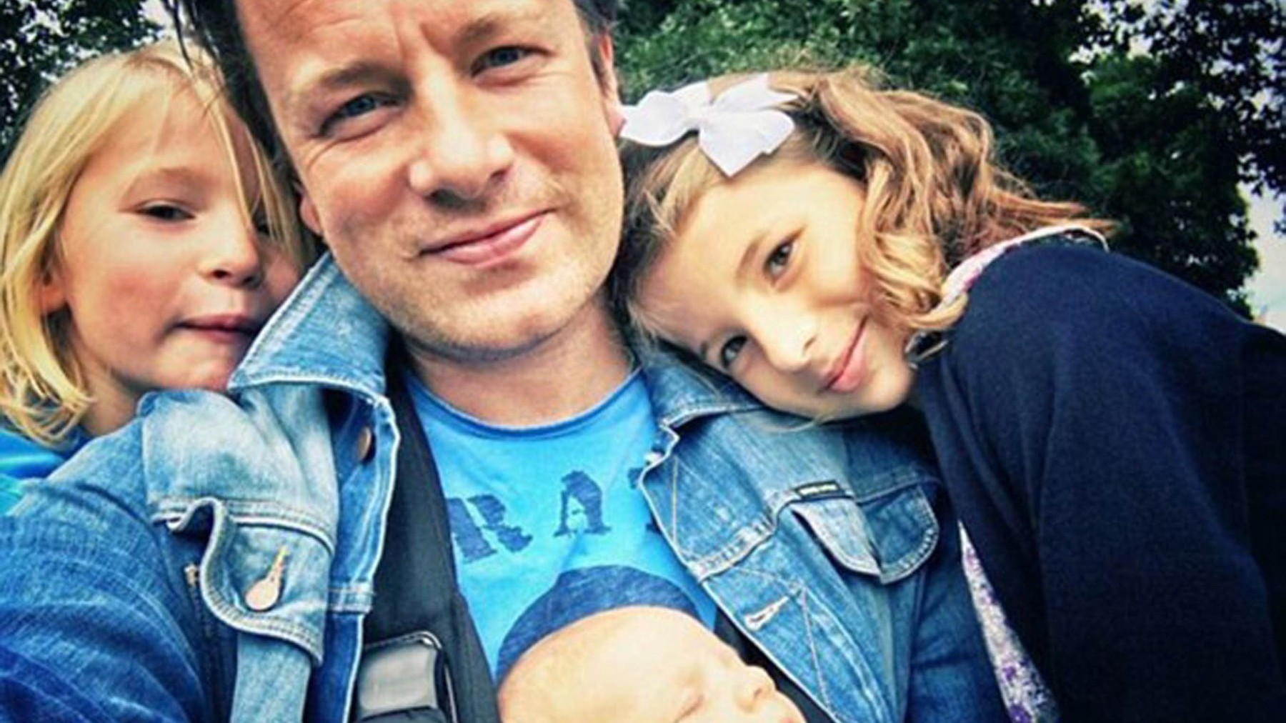 Jamie Oliver veľmi otvorene prehovoril o tom, akú emočnú záťaž preňho predstavovala dyslexia počas detstva a školských čias. V tom čase totiž ešte nebola veľmi známa a deťom sa na školách nedostávala podpora - v mnohých školách to však platí dodnes