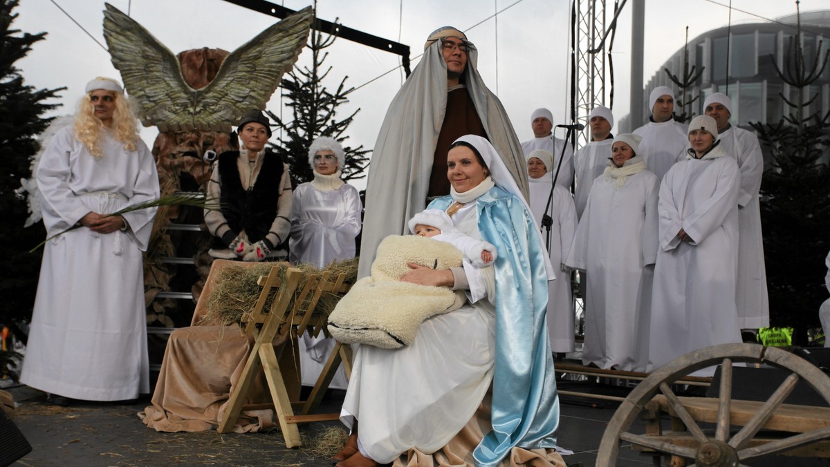 Barwny orszak, któremu przewodzili Trzej Królowie na koniach, wyruszył w poniedziałek ulicami Opola. To organizowany po raz kolejny Orszak Trzech Króli.