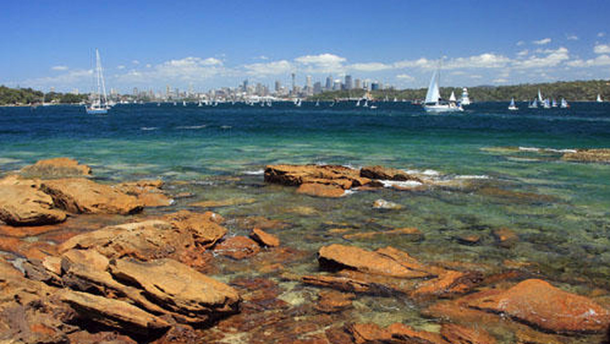 Praca i życie w Australii - marzenie wielu. Równocześnie sporej części marzycieli wydaje się być nieosiągalne. Na pierwszy rzut oka może tak to wyglądać. W końcu Australia to nie Wielka Brytania, gdzie wystarczy zainwestować kilkadziesiąt euro w bilet na samolot i uprzedzić znajomego w Londynie, że się przyjeżdża.