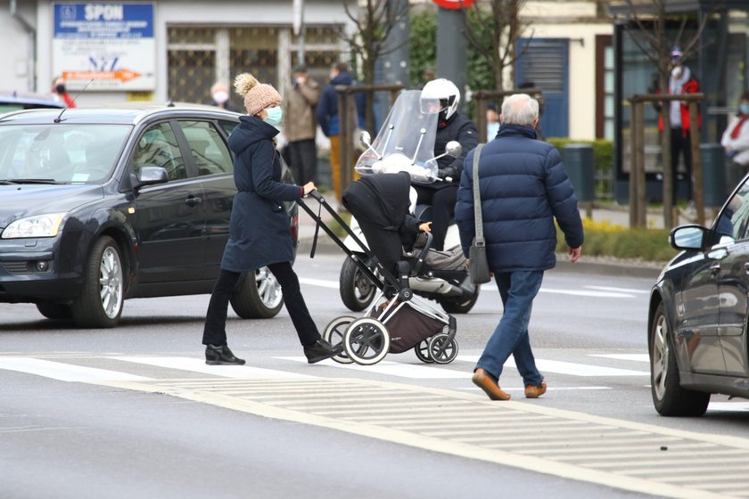 Marta Kaczyńska na spacerze z synkiem