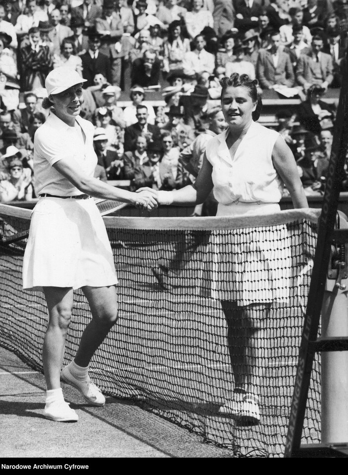 Alice Marble (z lewej) przyjmuje gratulacje od rywalki Jadwigi Jędrzejowskiej (z prawej) W tle publiczność Wimbledonu, 1939 r.
