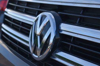 Wojna celna uderza w branżę motoryzacyjną. Największy europejski producent obniża prognozy na 2025 rok