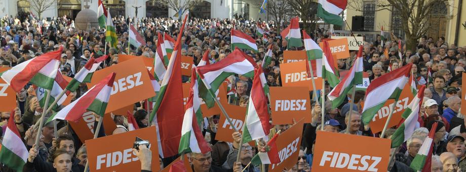 Sondaże dają zdecydowane zwycięstwo rządzącej od 2010 r. koalicji konserwatywnego Fideszu - pod wodzą premiera Victora Orbana -  i Chrześcijańsko-Demokratycznej Partii Ludowej 