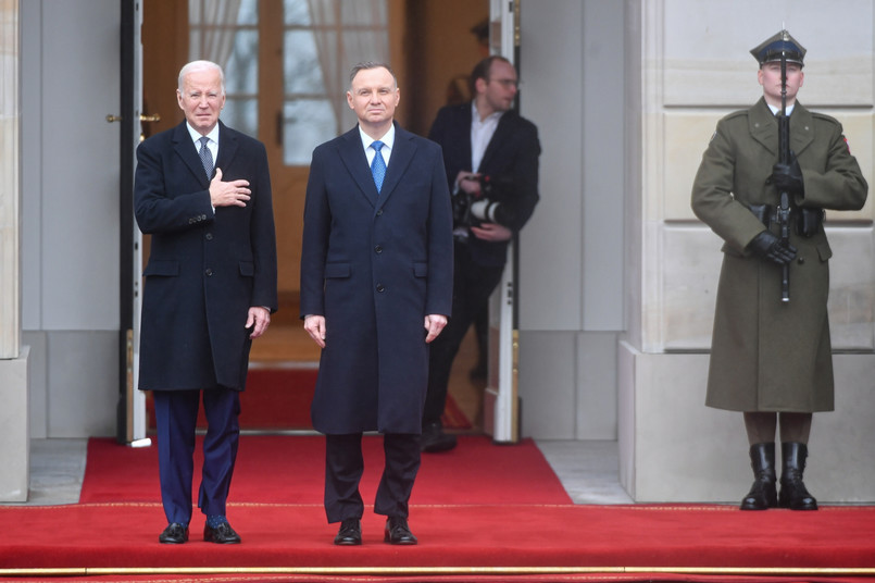 Prezydent Stanów Zjednoczonych Joe Biden i prezydent RP Andrzej Duda podczas powitania przed Pałacem Prezydenckim w Warszawie.