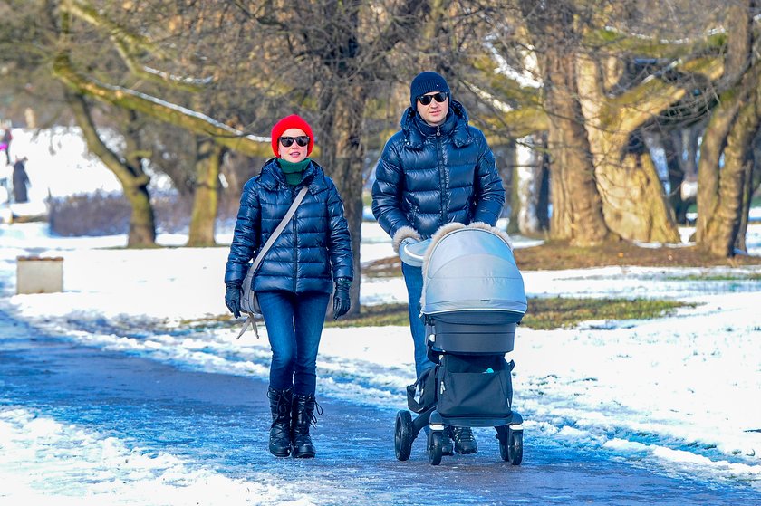 Katarzyna Zielińska z mężem i z dzieckiem na spacerze