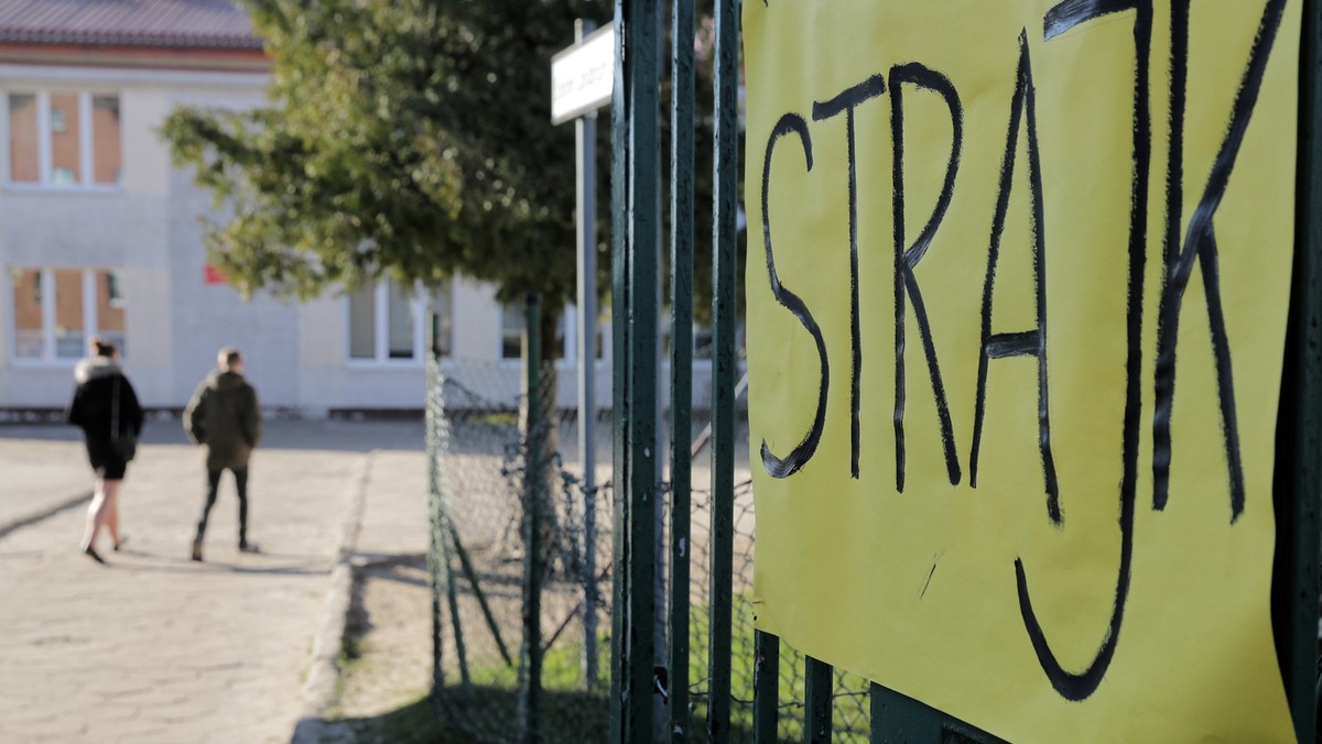 Zwracam się z apelem również do premiera Mateusza Morawieckiego, aby natychmiast włączył się do rozmów, w przeciwnym razie udowodni swoją złą wolę wobec tysięcy rodziców i ich dzieci i będzie odpowiedzialny za zmarnowany rok nauki tegorocznych, nieklasyfikowanych uczniów - pisze w liście do Onetu jedna z mama, której dziecko przystąpić ma w tym roku do matury.