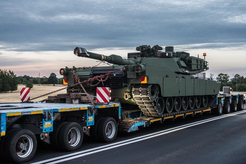 Czołg M1 Abrams w trakcie transportu na polskich drogach