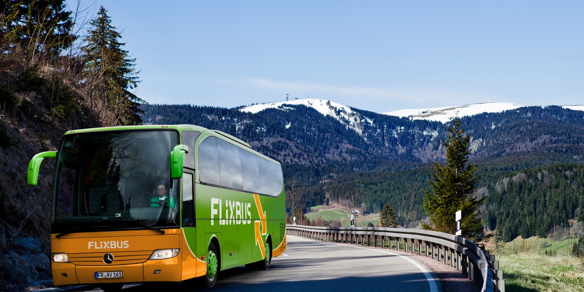 Autobus z Warszawy prosto do Londynu. Podróż zawiera przeprawę promem.