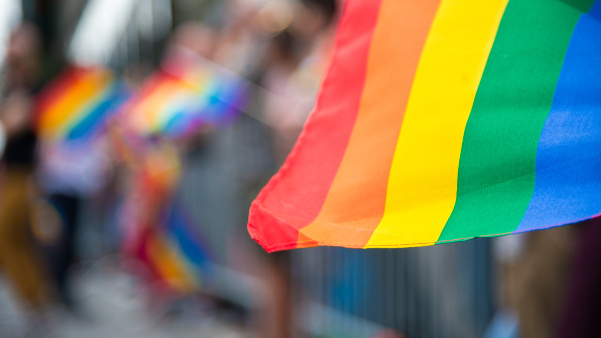 Wczoraj wieczorem nieznani sprawcy włamali się do siedziby Grupy Stonewall, stowarzyszenia osób LGBT, które organizuje m.in. Marsz Równości w Poznaniu. Sprawcy włamania zdemolowali pomieszczenie i ukradli dwie tęczowe flagi - informuje "Wprost".