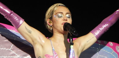 Miley Cyrus jako motyl. Ma nieogolone pachy