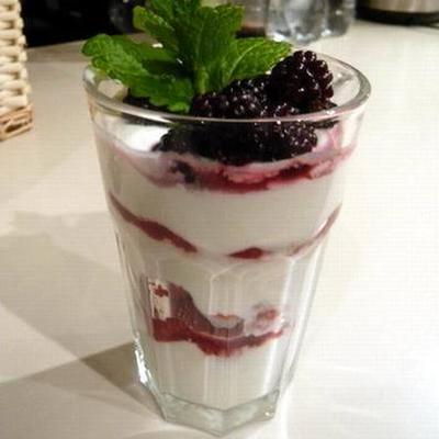 Joghurtos-mascarponés-tejszínes-gyümölcsös pohárkrém