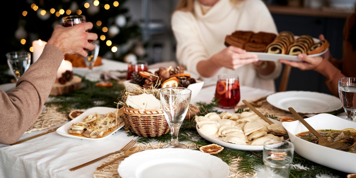 Wiele osób decyduje się na spędzenie świąt poza domem z uwagi na bogatą ofertę gastronomiczną lokali.