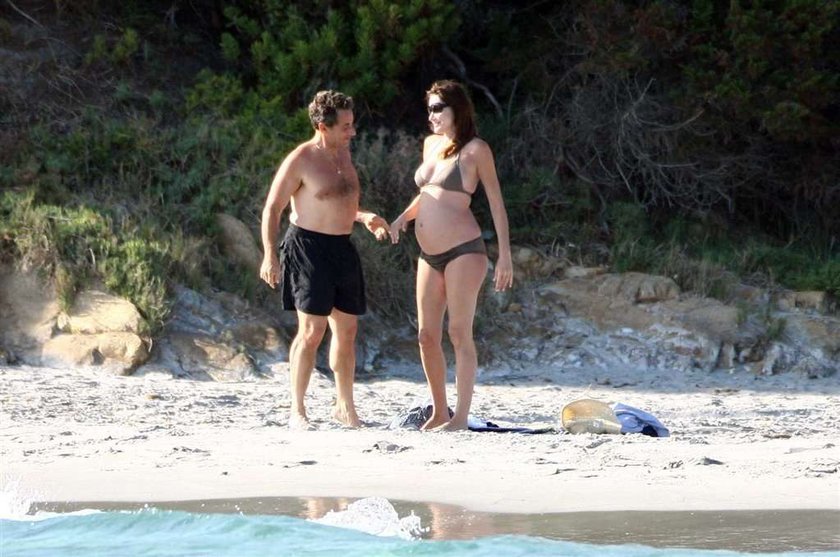 Carla Bruni w ciąży i w bikini! ZOBACZ