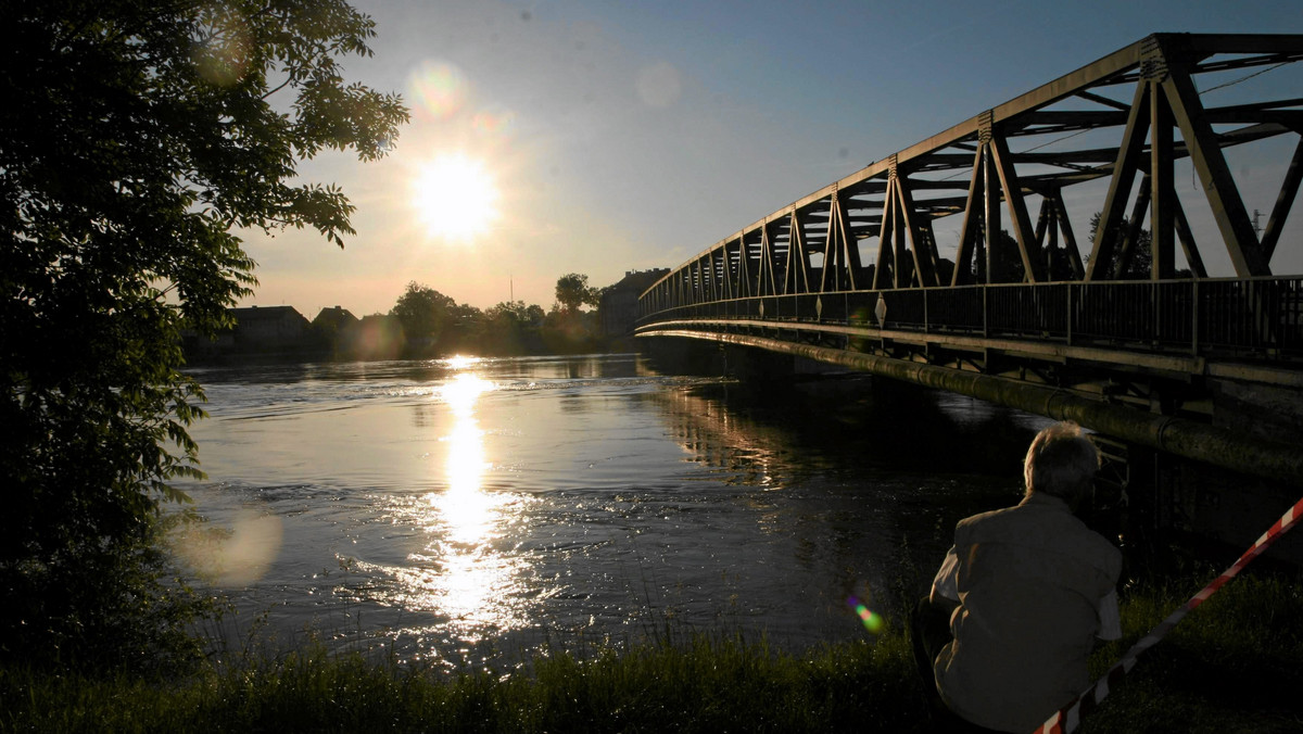 Rzeki na Dolnym Śląsku w 29 miejscach przekroczyły stany alarmowe. Tak jest m.in. na Odrze, rzece Bóbr, Kaczawie, Widawie czy Nysie Kłodzkiej. Alarmy powodziowe nadal obowiązują w Żmigrodzie i we Wrocławiu.