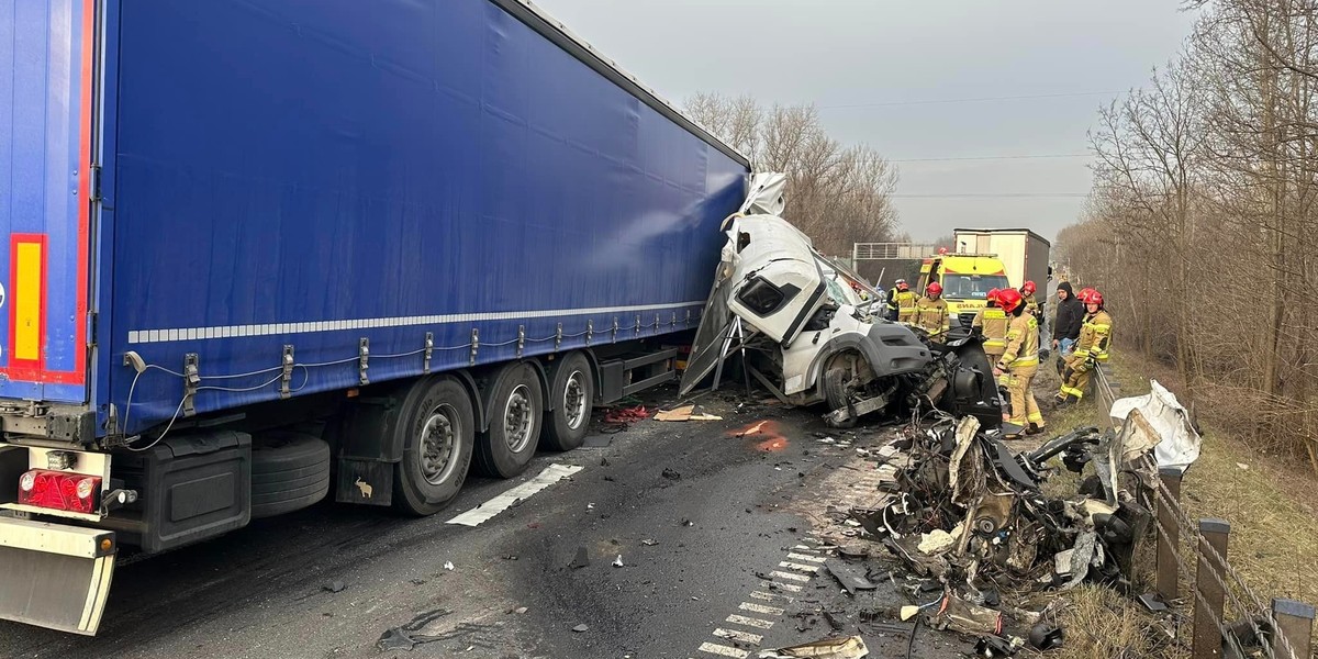 Wypadek w Dąbrowie Górniczej. Bus zderzył się z tirami. 