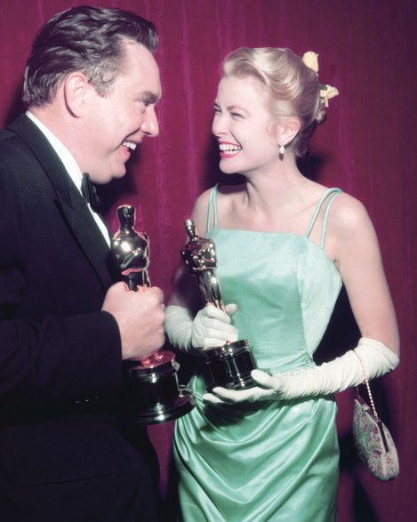 Edmond O'Brien i Grace Kelly świętują zwycięstwa na rozdaniu Oscarów w Los Angeles 30 marca 1955 r.