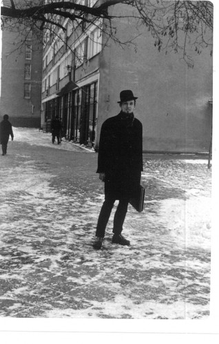 Janusz Korwin-Mikke w Warszawie przed swoim domem na ul. Podleśnej ok. 1970 r.